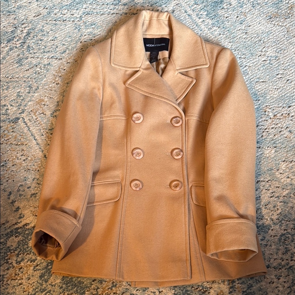 Moda Tan Peacoat with Tailored Silhouette and Wide Lapels